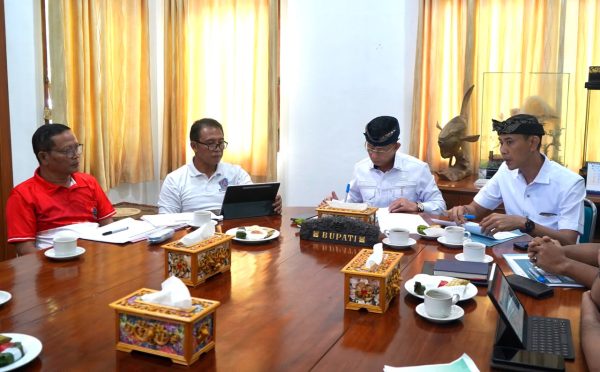 genjot-infrastruktur-pariwisata-bupati-satria-dorong-percepatan-proyek-lampu-jalan-dan-preservasi-jalan-nusa-penida
