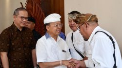 gubernur-koster-serahkan-csr-st-regis-untuk-pelestarian-seni-dan-budaya-bali