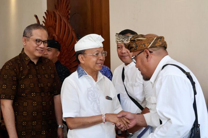 gubernur-koster-serahkan-csr-st-regis-untuk-pelestarian-seni-dan-budaya-bali