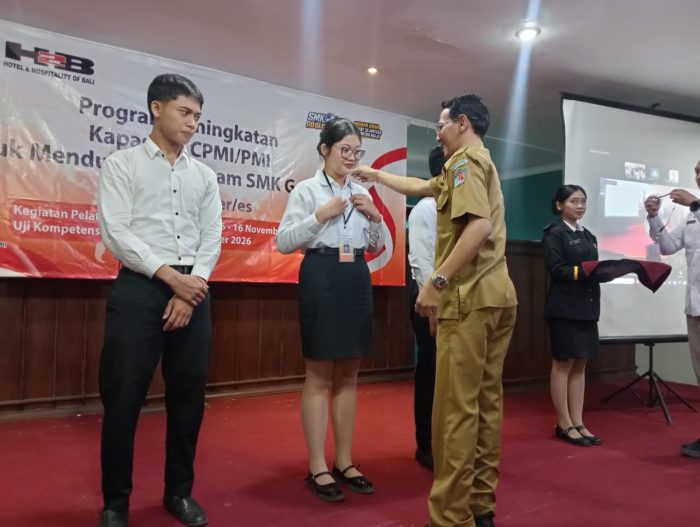 hotel-and-hospitality-of-bali-singaraja-gelar-program-smk-go-global-20-lulusan-sma-dan-smk-ikuti-pelatihan-waiter-waitress