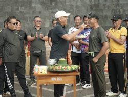 HUT ke-81 TNI Membara di Amlapura, Gus Par Suapi Dandim Potongan Tumpeng