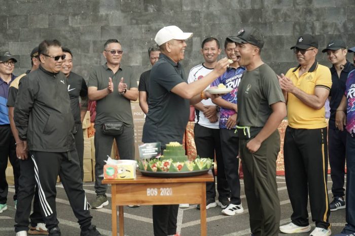 hut-ke-81-tni-membara-di-amlapura-gus-par-suapi-dandim-potongan-tumpeng