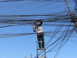 Jaga Estetika Kota, Kabel Fiber Optik Semrawut di Singaraja Ditertibkan