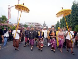 Jaga Peradaban dan Tradisi, Bupati Klungkung Hadiri Abhiseka Ida Dalem Smara Putra XVI