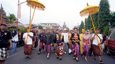jaga-peradaban-dan-tradisi-bupati-klungkung-hadiri-abhiseka-ida-dalem-smara-putra-xvi