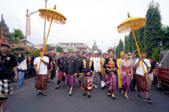 jaga-peradaban-dan-tradisi-bupati-klungkung-hadiri-abhiseka-ida-dalem-smara-putra-xvi