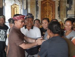 Komitmen Lestarikan Adat & Ringankan Beban Warga, Pemkab Klungkung Serahkan Bantuan Pitra Yadnya Rp165 Juta