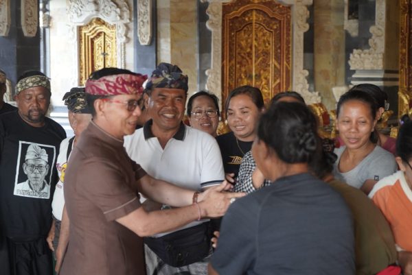 komitmen-lestarikan-adat-ringankan-beban-warga-pemkab-klungkung-serahkan-bantuan-pitra-yadnya-rp165-juta