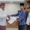Lantik 6 Pejabat, Bupati Gus Par Tekankan Integritas dan Kinerja