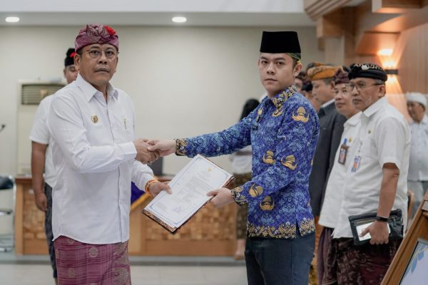 lantik-6-pejabat-bupati-gus-par-tekankan-integritas-dan-kinerja