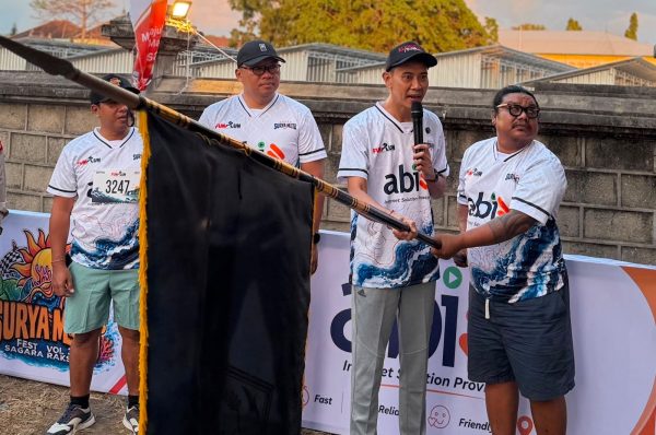 lepas-fun-run-surya-metu-festival-wabup-tjok-surya-ajak-masyarakat-promosikan-pariwisata-nusa-penida-lewat-olahraga