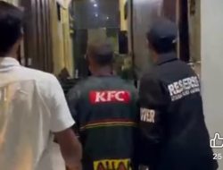 Pelukan Paksa, Ujungnya Jeruji