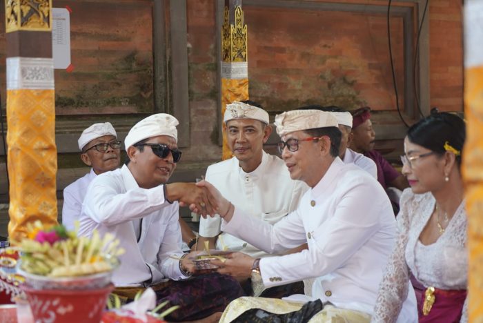 perkokoh-ketahanan-budaya-bupati-satria-bersama-wakil-bupati-tjok-surya-hadiri-rangkaian-karya-di-tiga-pura