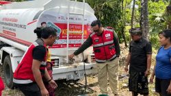 pmi-gelontorkan-65-ribu-liter-air-bersih-untuk-warga-kubu