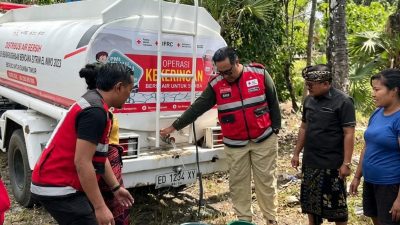 pmi-gelontorkan-65-ribu-liter-air-bersih-untuk-warga-kubu