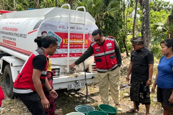 pmi-gelontorkan-65-ribu-liter-air-bersih-untuk-warga-kubu