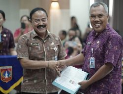 Sekda Sedana Merta Serahkan SK Pensiun, 107 PNS di Karangasem Masuk Purna Tugas