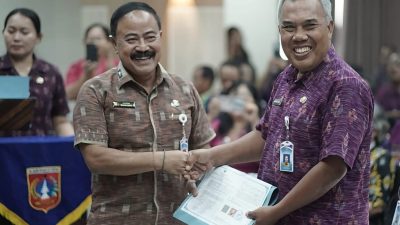 sekda-sedana-merta-serahkan-sk-pensiun-107-pns-di-karangasem-masuk-purna-tugas