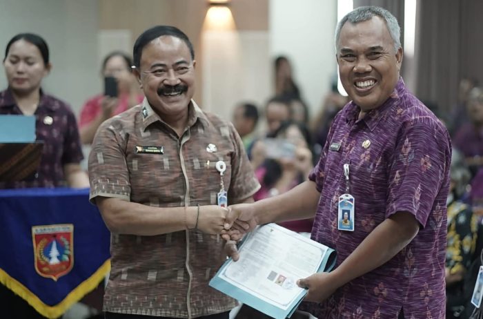 sekda-sedana-merta-serahkan-sk-pensiun-107-pns-di-karangasem-masuk-purna-tugas
