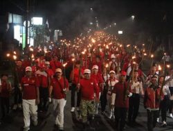 Semarak HUT ke-81 RI di Bangli: Ribuan Warga dan ASN Gelar Pawai Obor, Bikin Formasi Angka 81