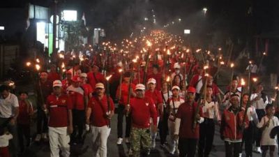 semarak-hut-ke-81-ri-di-bangli-ribuan-warga-dan-asn-gelar-pawai-obor-bikin-formasi-angka-81