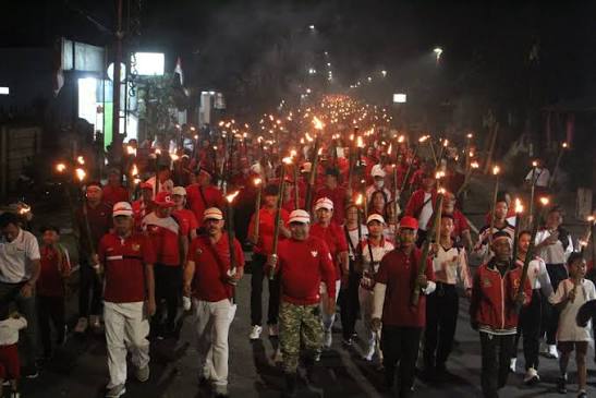 semarak-hut-ke-81-ri-di-bangli-ribuan-warga-dan-asn-gelar-pawai-obor-bikin-formasi-angka-81
