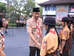 Siap Harumkan Nama Daerah di Kancah Nasional, Wabup Tjok Surya Kukuhkan Pramuka Penggalang Garuda dan Lepas Kontingen Jamnas XII 2026