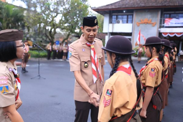 siap-harumkan-nama-daerah-di-kancah-nasional-wabup-tjok-surya-kukuhkan-pramuka-penggalang-garuda-dan-lepas-kontingen-jamnas-xii-2026