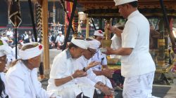 tangkil-ngaturang-bhakti-di-pura-bukit-mentik-gubernur-koster-tegaskan-komitmen-jaga-peradaban-bali
