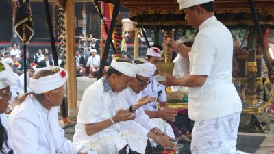 tangkil-ngaturang-bhakti-di-pura-bukit-mentik-gubernur-koster-tegaskan-komitmen-jaga-peradaban-bali