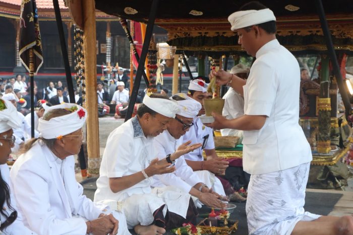 tangkil-ngaturang-bhakti-di-pura-bukit-mentik-gubernur-koster-tegaskan-komitmen-jaga-peradaban-bali
