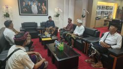 Terima Penglingsir Ki Pasek Badeg, Gus Par Titip Pesan Rawat Pura dan Jaga Sejarah