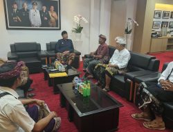 Terima Penglingsir Ki Pasek Badeg, Gus Par Titip Pesan Rawat Pura dan Jaga Sejarah