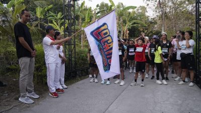 tingkatkan-promosi-wisata-nusa-penida-bupati-satria-lepas-ratusan-peserta-fun-run-locatide-festival-2026