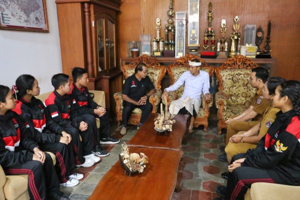 wabup-tjok-surya-lepas-kontingen-kspan-klungkung-menuju-temu-remaja-kspan-provinsi-bali